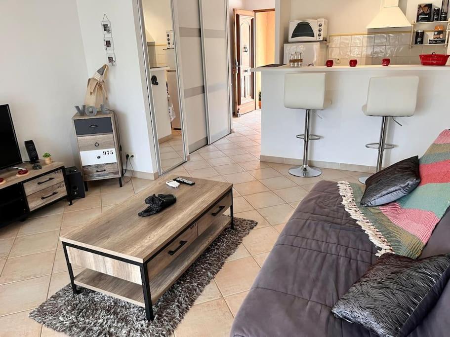 Joli Studio Tout Confort Proche Toutes Commodites Dans Residence Calme Л'Иль-Рус Экстерьер фото
